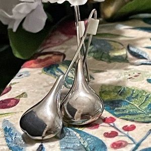 💎 Silver Tear Drop Earrings